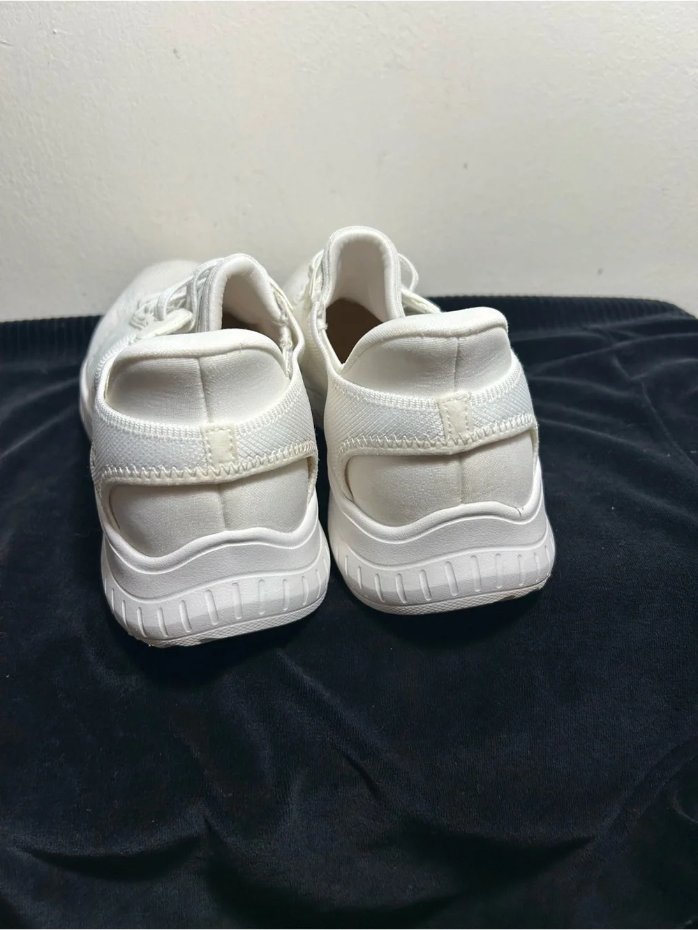 Bob’s Skechers slip in White Knit Sneakers light comfort sz 10